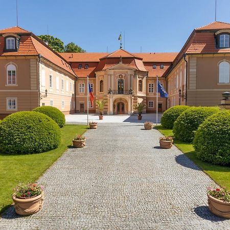 Hotel Zamek Stirin Велке Поповице Екстериор снимка