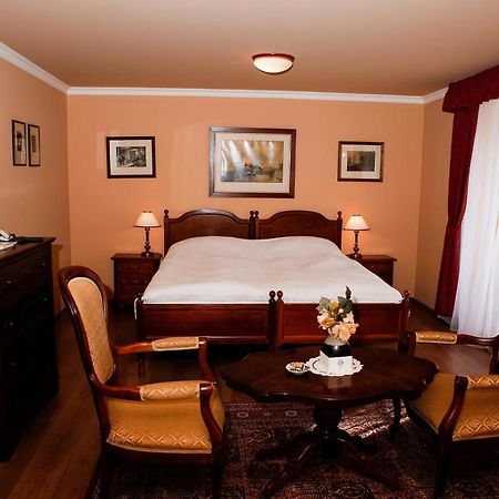 Hotel Zamek Stirin Велке Поповице Екстериор снимка