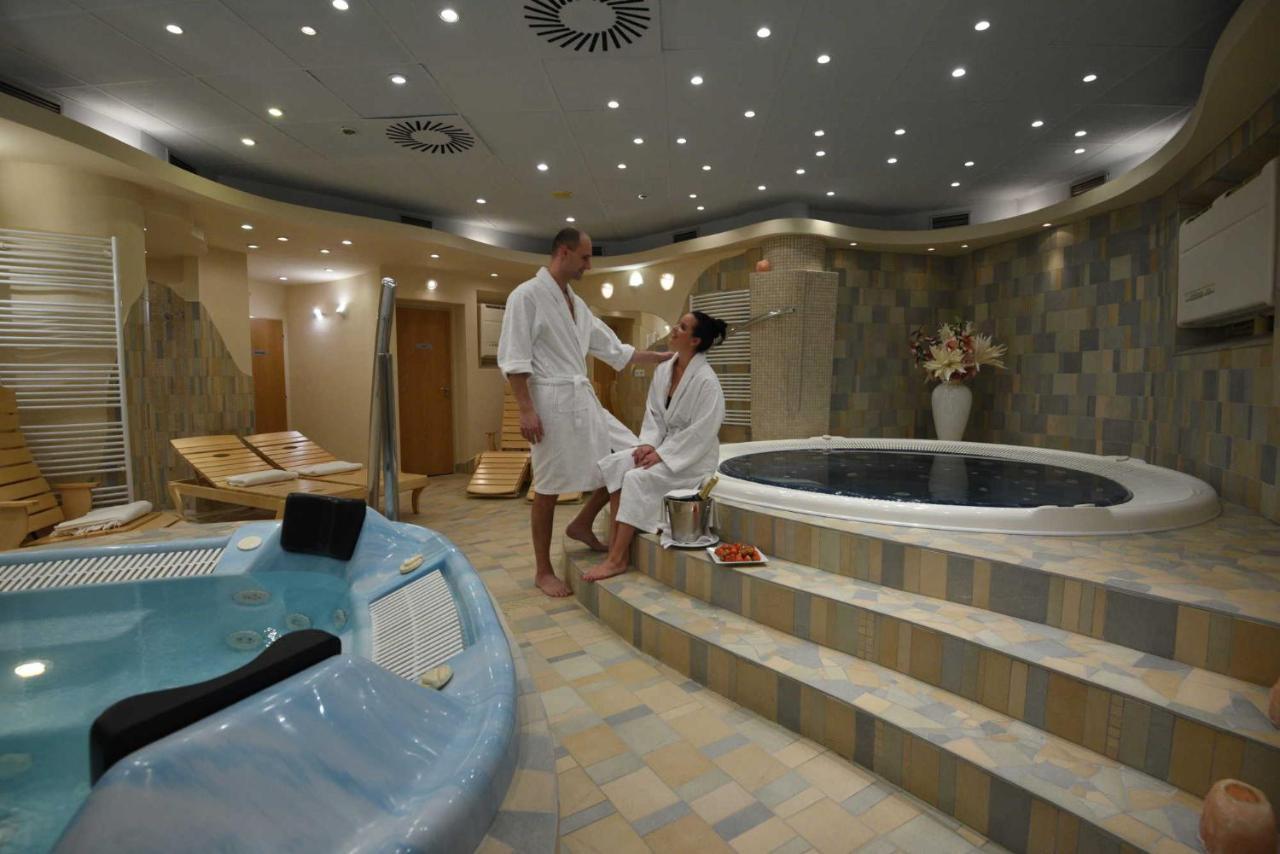 Hotel Zamek Stirin Велке Поповице Екстериор снимка