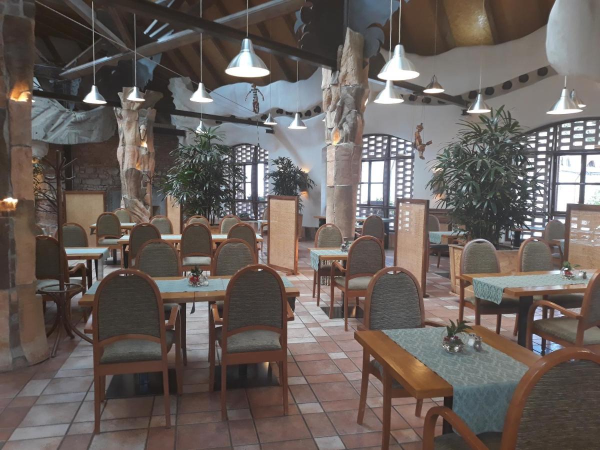 Hotel Zamek Stirin Велке Поповице Екстериор снимка