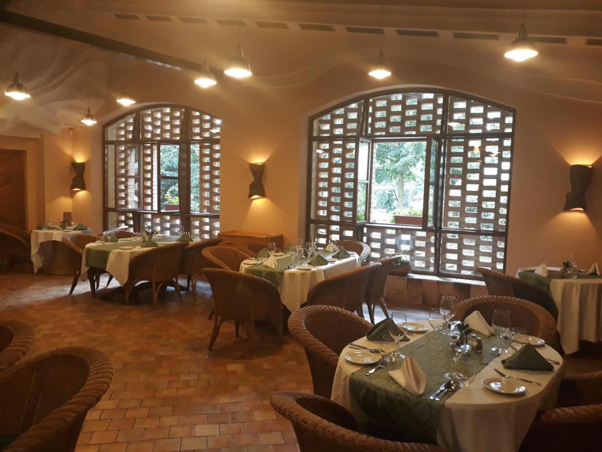 Hotel Zamek Stirin Велке Поповице Екстериор снимка