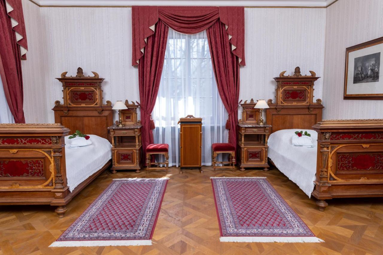 Hotel Zamek Stirin Велке Поповице Екстериор снимка