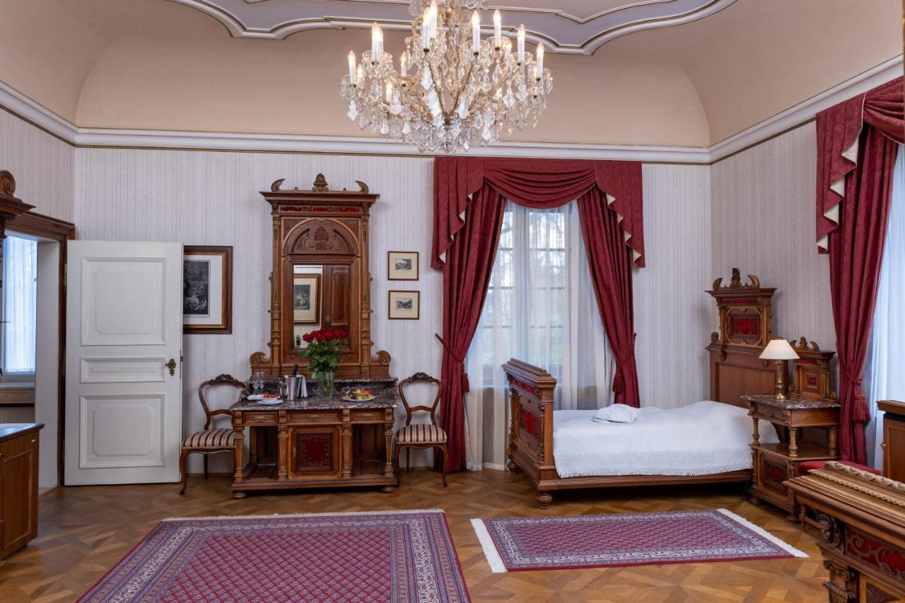 Hotel Zamek Stirin Велке Поповице Екстериор снимка