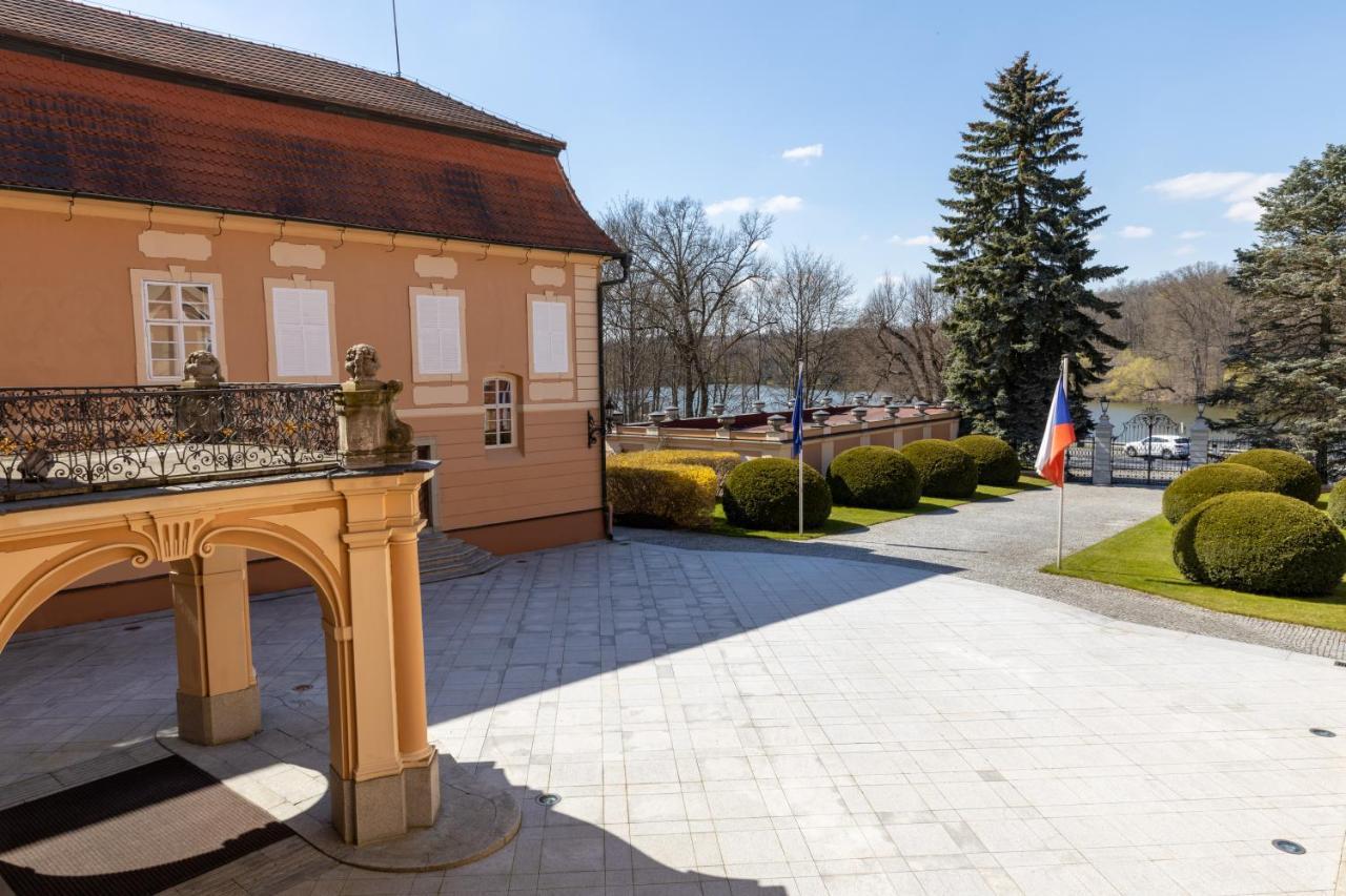 Hotel Zamek Stirin Велке Поповице Екстериор снимка