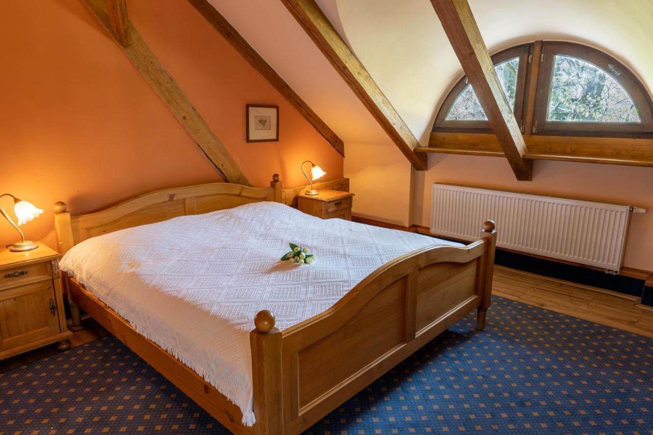 Hotel Zamek Stirin Велке Поповице Екстериор снимка
