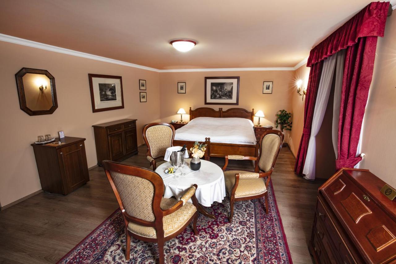 Hotel Zamek Stirin Велке Поповице Екстериор снимка