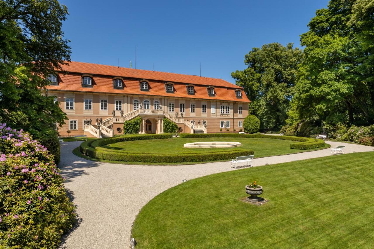 Hotel Zamek Stirin Велке Поповице Екстериор снимка