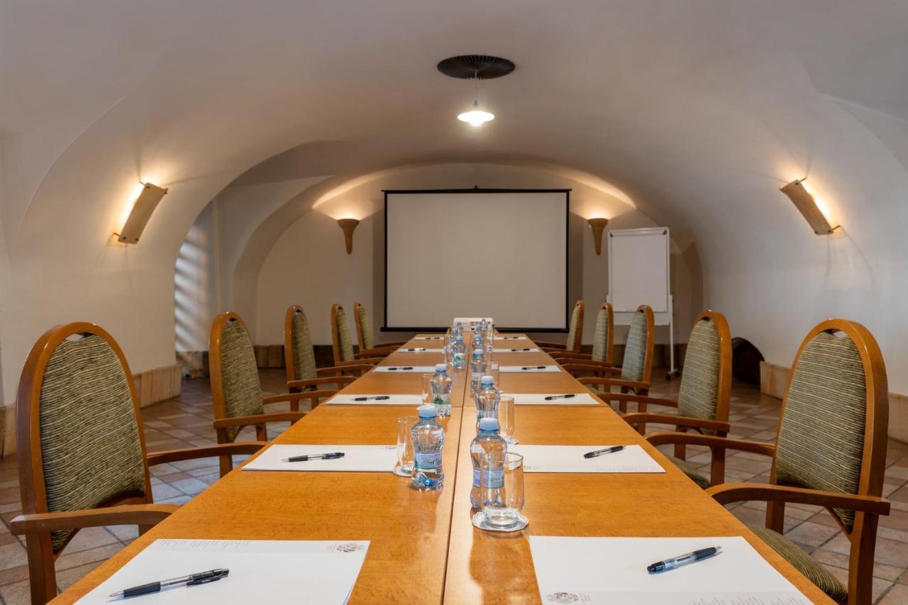 Hotel Zamek Stirin Велке Поповице Екстериор снимка