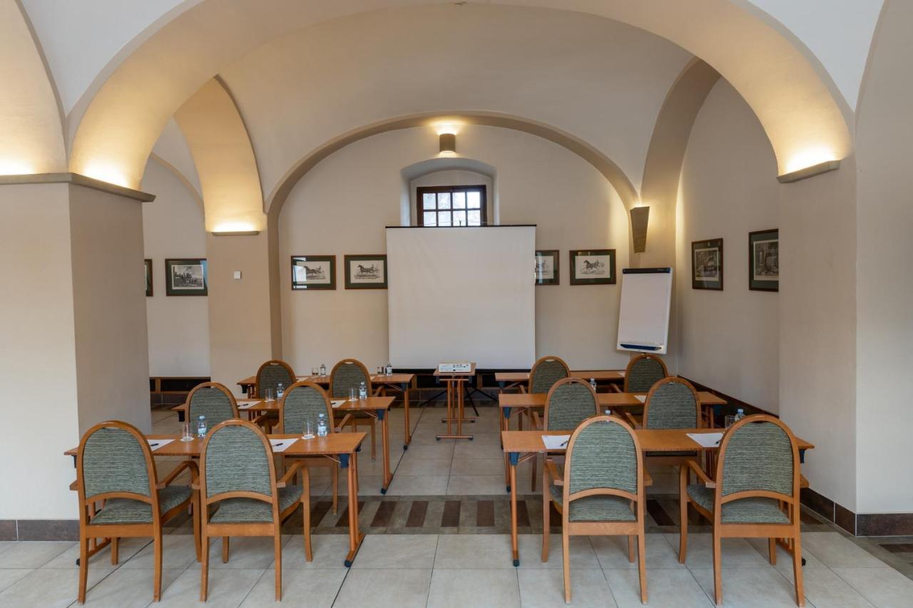Hotel Zamek Stirin Велке Поповице Екстериор снимка