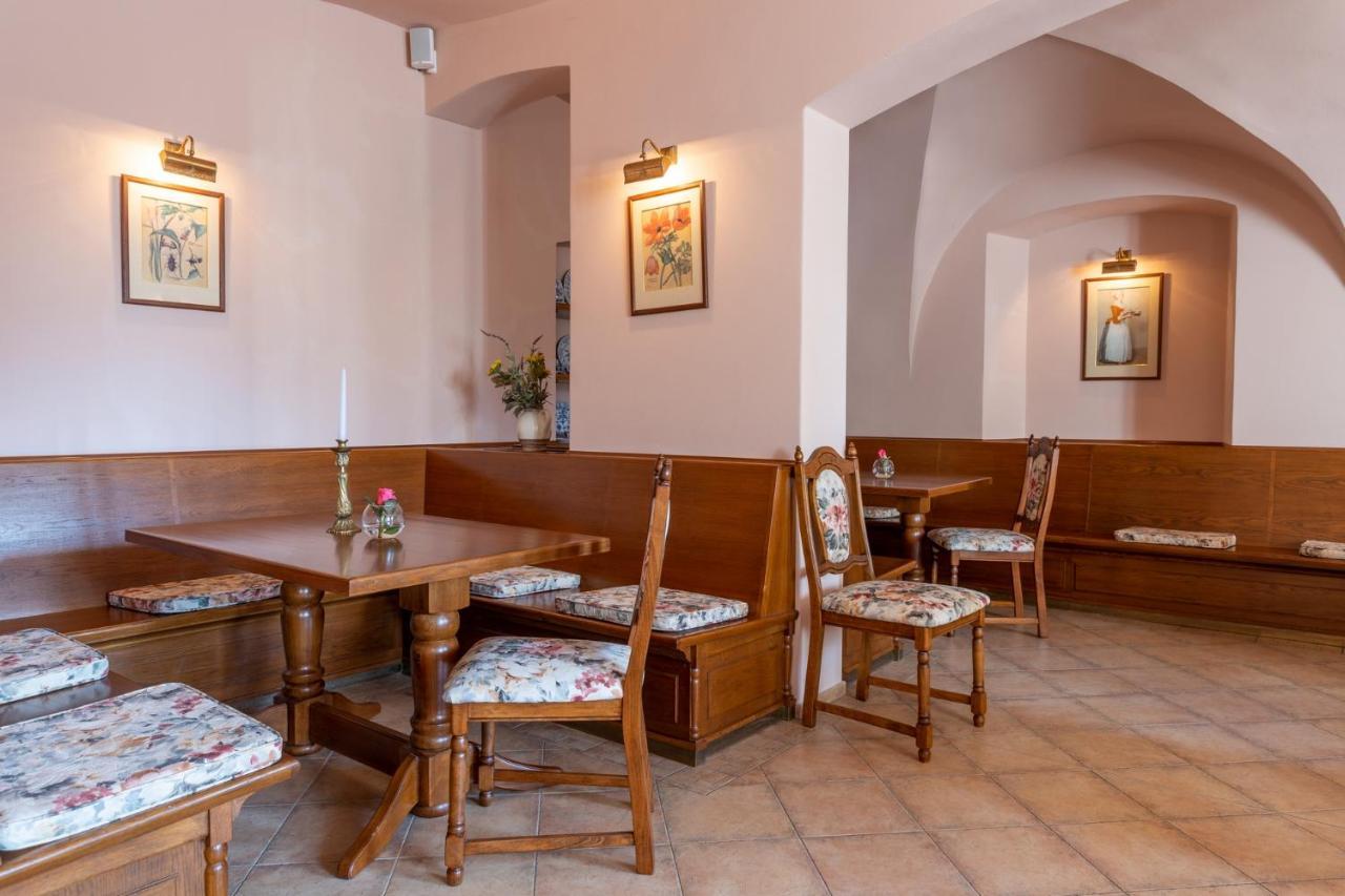 Hotel Zamek Stirin Велке Поповице Екстериор снимка