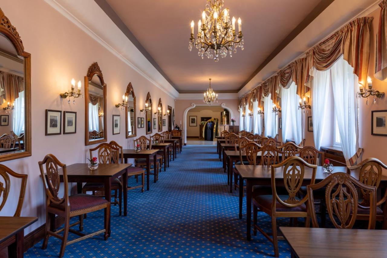 Hotel Zamek Stirin Велке Поповице Екстериор снимка
