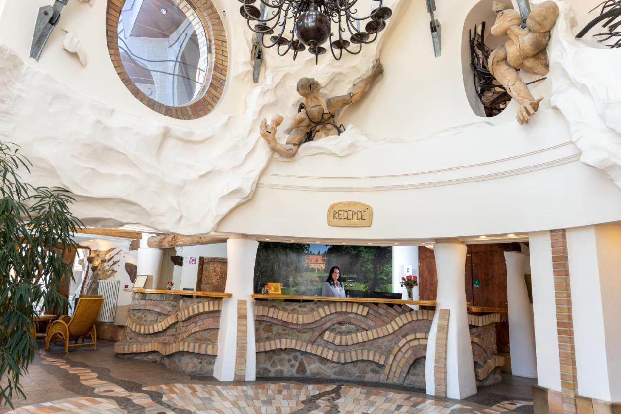 Hotel Zamek Stirin Велке Поповице Екстериор снимка