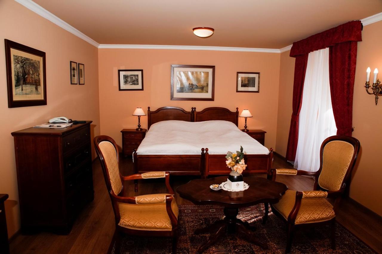 Hotel Zamek Stirin Велке Поповице Екстериор снимка