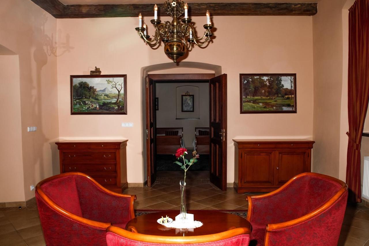 Hotel Zamek Stirin Велке Поповице Екстериор снимка