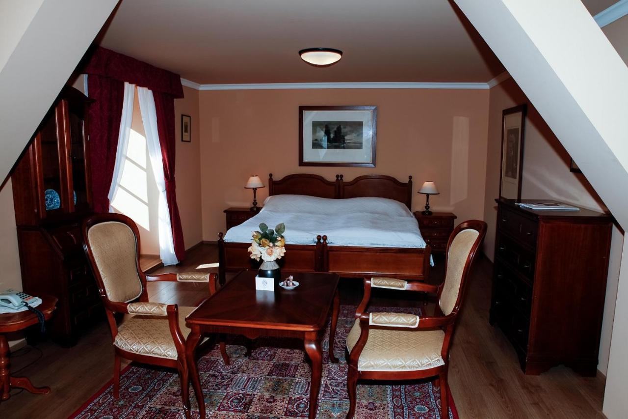 Hotel Zamek Stirin Велке Поповице Екстериор снимка