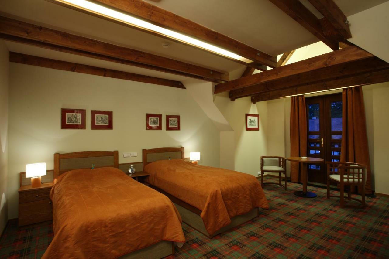 Hotel Zamek Stirin Велке Поповице Екстериор снимка