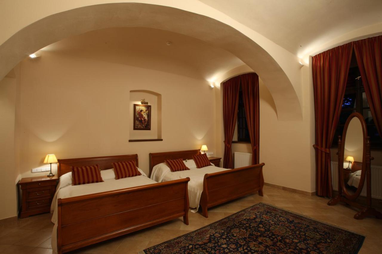 Hotel Zamek Stirin Велке Поповице Екстериор снимка