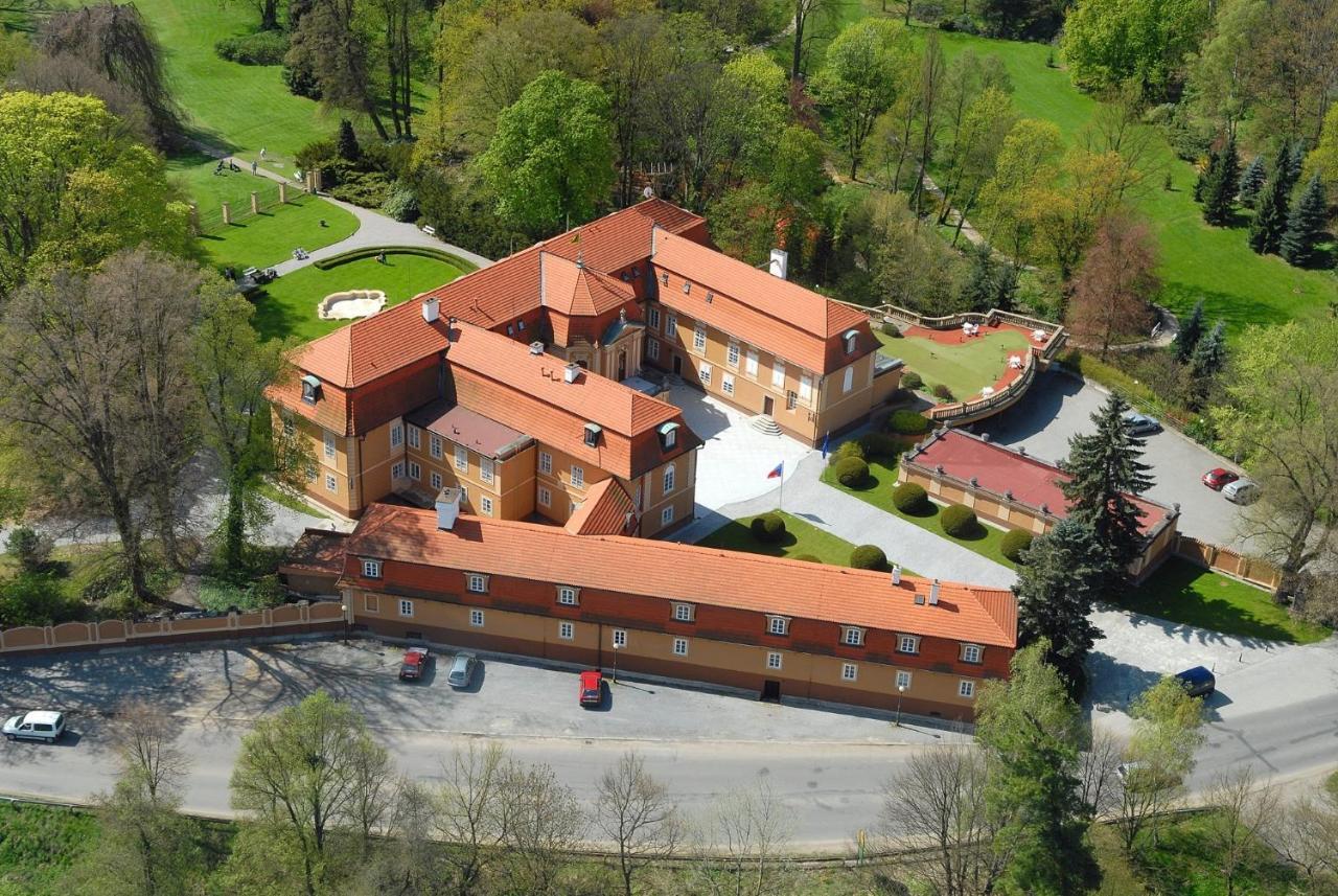 Hotel Zamek Stirin Велке Поповице Екстериор снимка