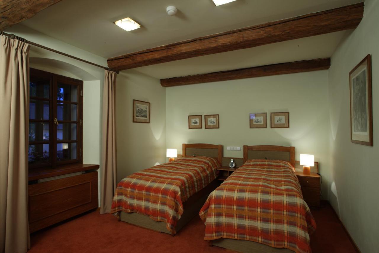 Hotel Zamek Stirin Велке Поповице Екстериор снимка